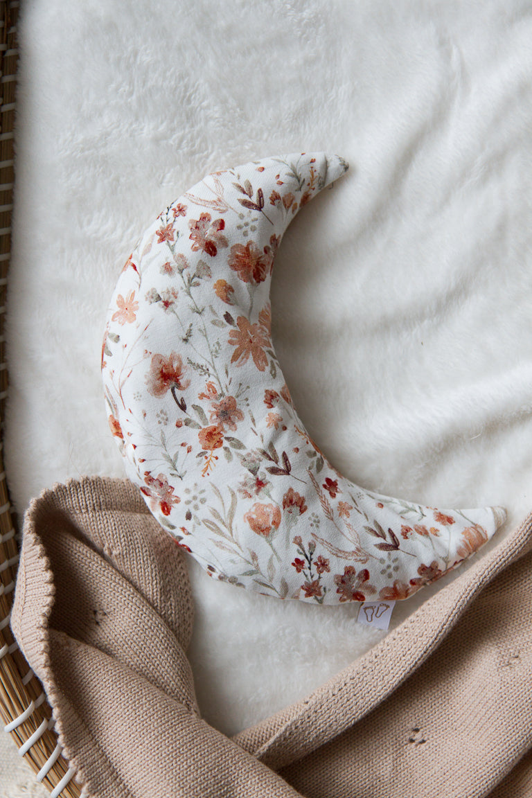 De Waterbloem uitvoering heeft een zacht, aquarel-achtig effect met subtiele bloemdetails. De rustige groentinten op de witte achtergrond werken extra kalmerend tijdens de krampjes-uurtjes en brengen een frisse, natuurlijke sfeer in de babykamer.