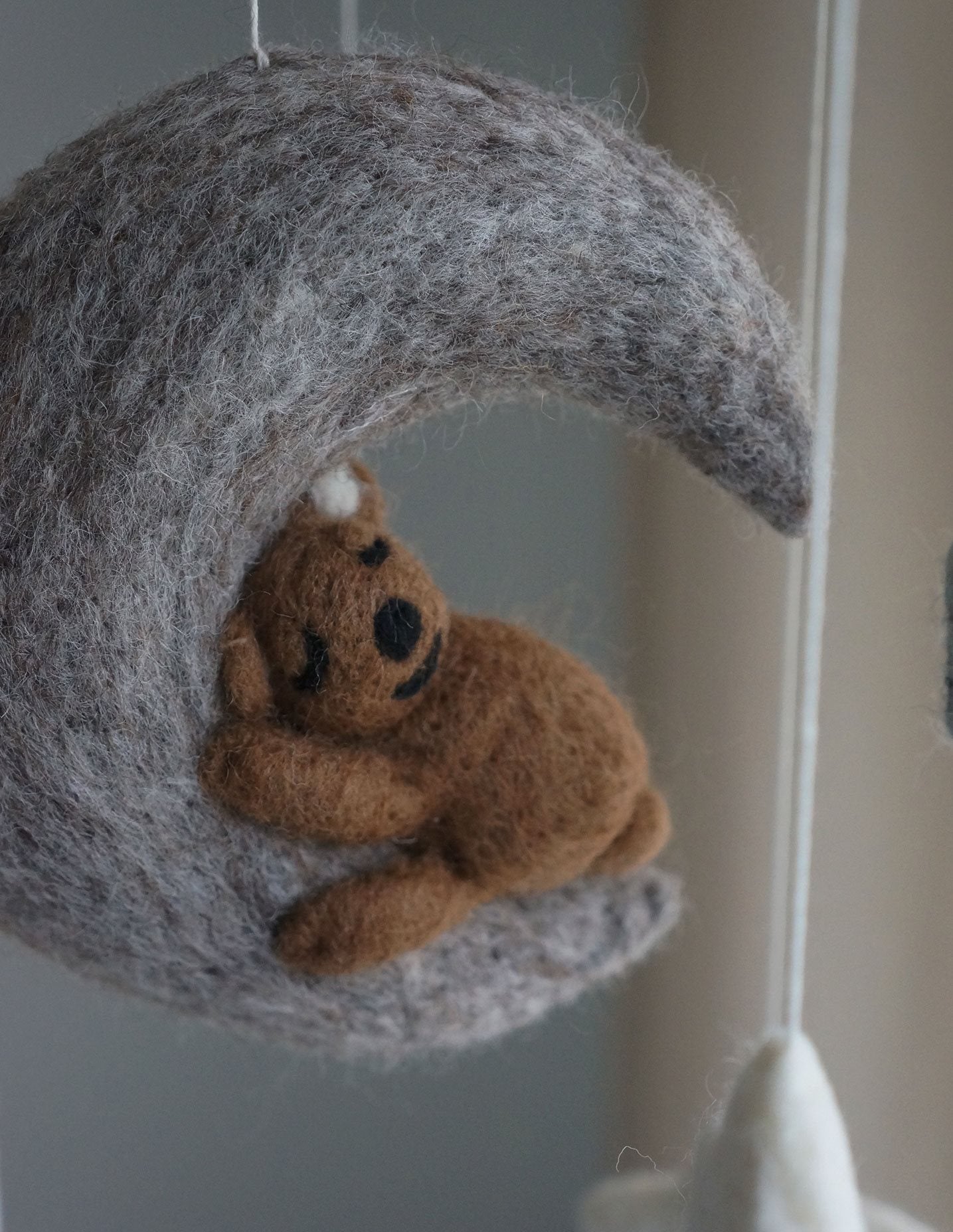 Handgemaakte Gamcha wiegmobiel van 100% wolvilt, fair trade geproduceerd in Nepal – perfect als rustgevende en natuurlijke decoratie voor de babykamer.