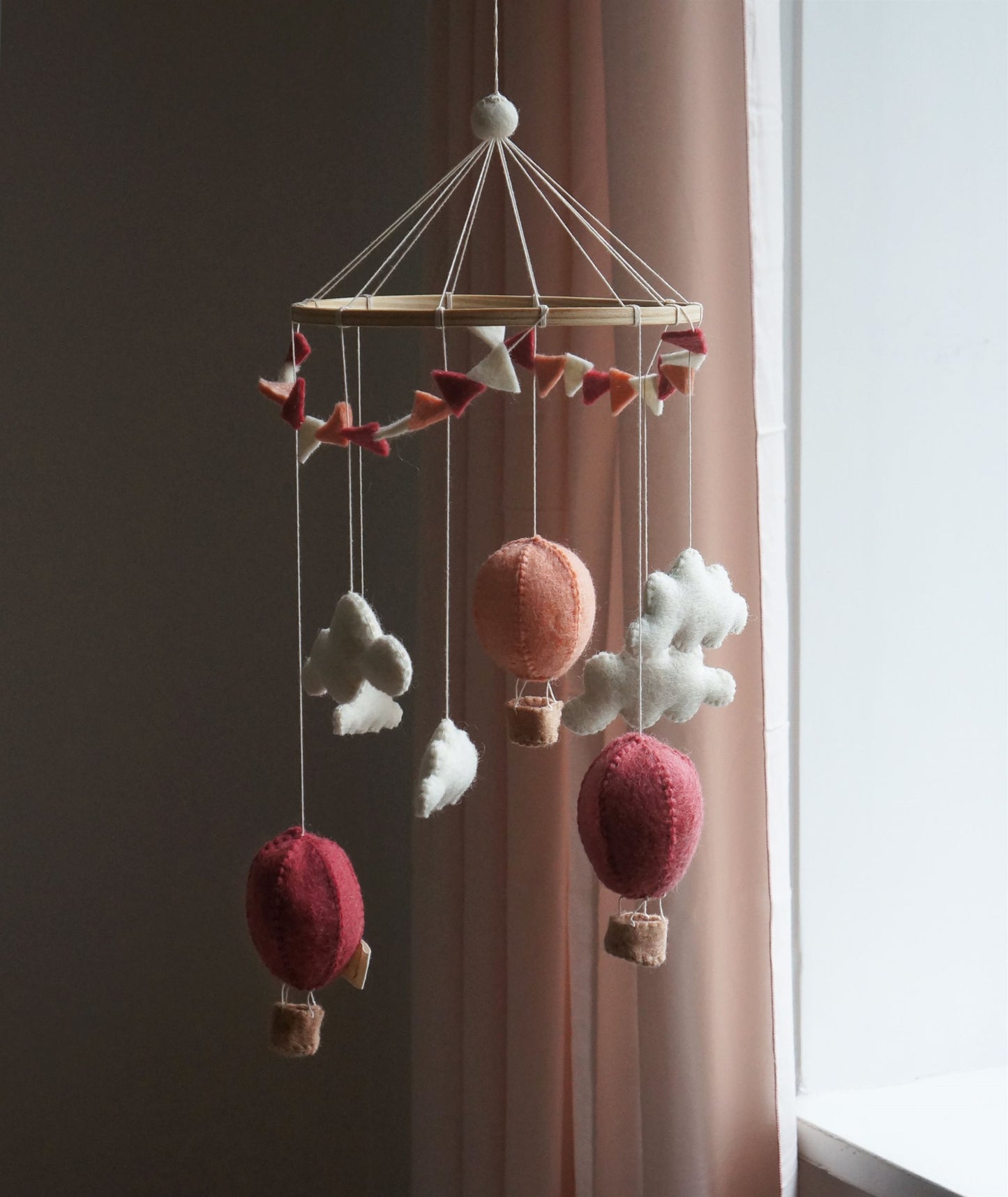 Handgemaakte Gamcha wiegmobiel van 100% wolvilt, fair trade geproduceerd in Nepal – perfect als rustgevende en natuurlijke decoratie voor de babykamer.