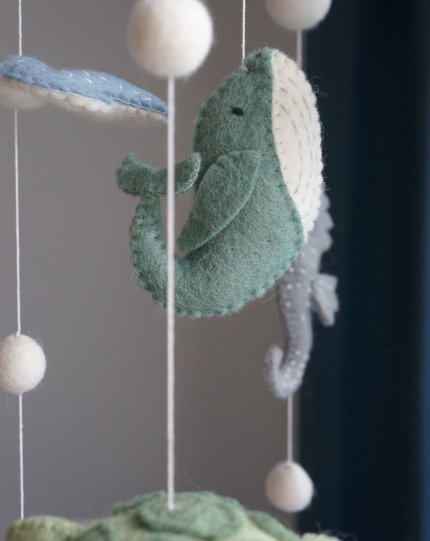 Handgemaakte Gamcha wiegmobiel van 100% wolvilt, fair trade geproduceerd in Nepal – perfect als rustgevende en natuurlijke decoratie voor de babykamer.