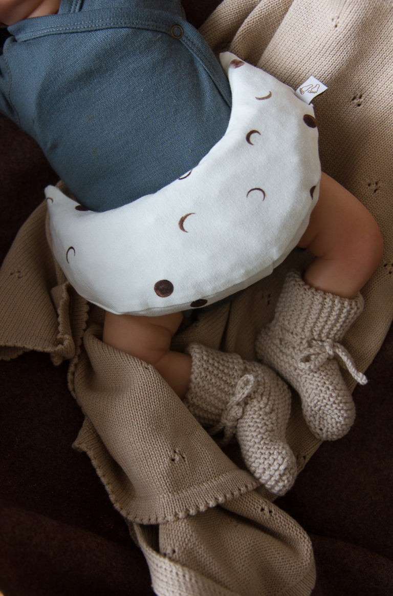 Comfy Luna warmtekussen voor baby’s met beautiful moon print van zachte natuurlijke stoffen