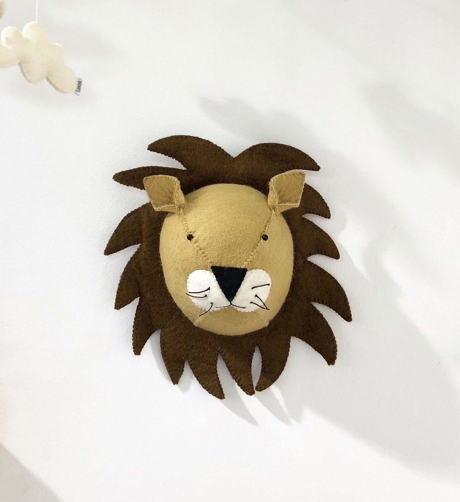 Handgemaakte Gamcha dierenkop van 100% wolvilt, fair trade geproduceerd in Nepal – een speelse en duurzame wanddecoratie voor de baby- of kinderkamer.