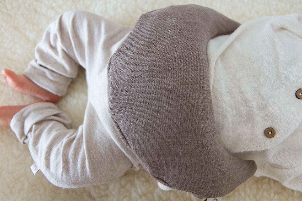 Zacht baby warmtekussen Comfy Luna in taupe merino wol