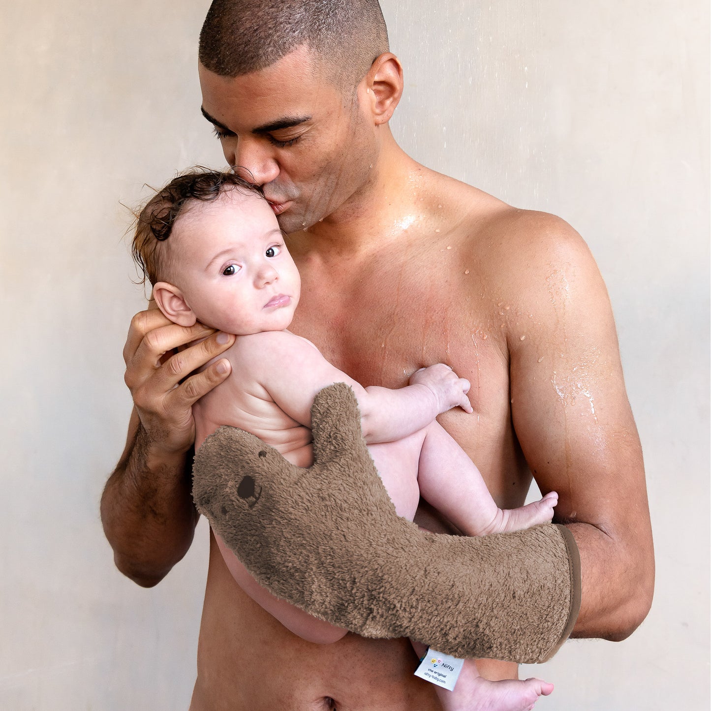Ouder gebruikt Baby Shower Glove Mocha voor veilig douchen met baby