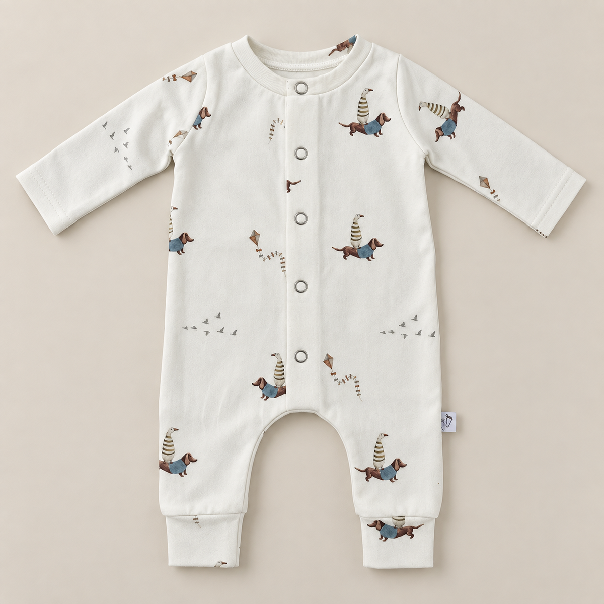 Handgemaakt baby boxpakje met Dachshund Duck print van teckeltjes en ganzen in rustige natuurlijke kleuren.