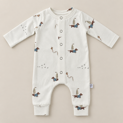 Handgemaakt baby boxpakje met Dachshund Duck print van teckeltjes en ganzen in rustige natuurlijke kleuren.