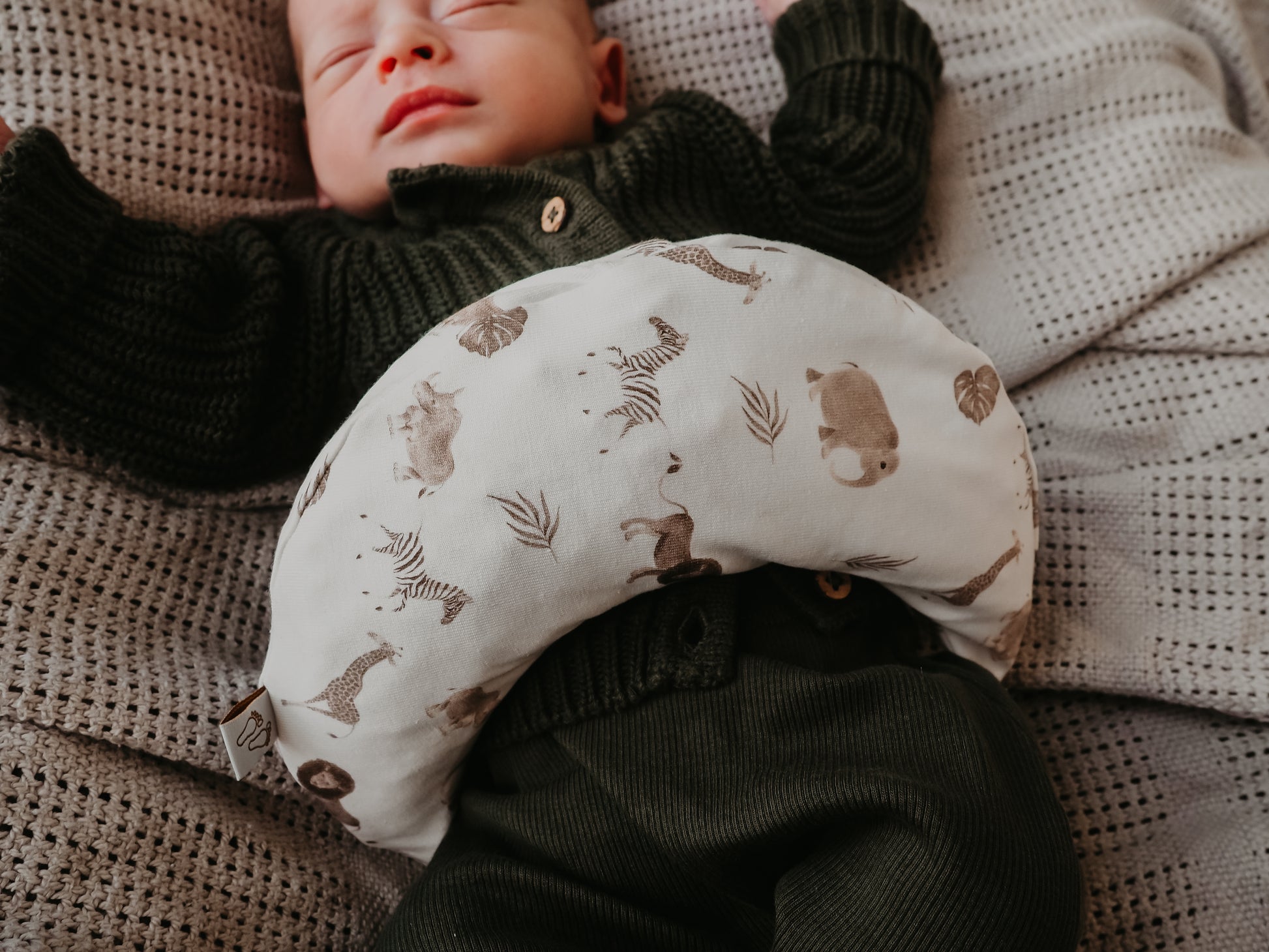 Comfy Luna warmtekussen met safari dierenprint gebruikt bij een baby voor warmte en rust