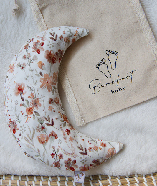 De Waterbloem uitvoering heeft een zacht, aquarel-achtig effect met subtiele bloemdetails. De rustige groentinten op de witte achtergrond werken extra kalmerend tijdens de krampjes-uurtjes en brengen een frisse, natuurlijke sfeer in de babykamer.