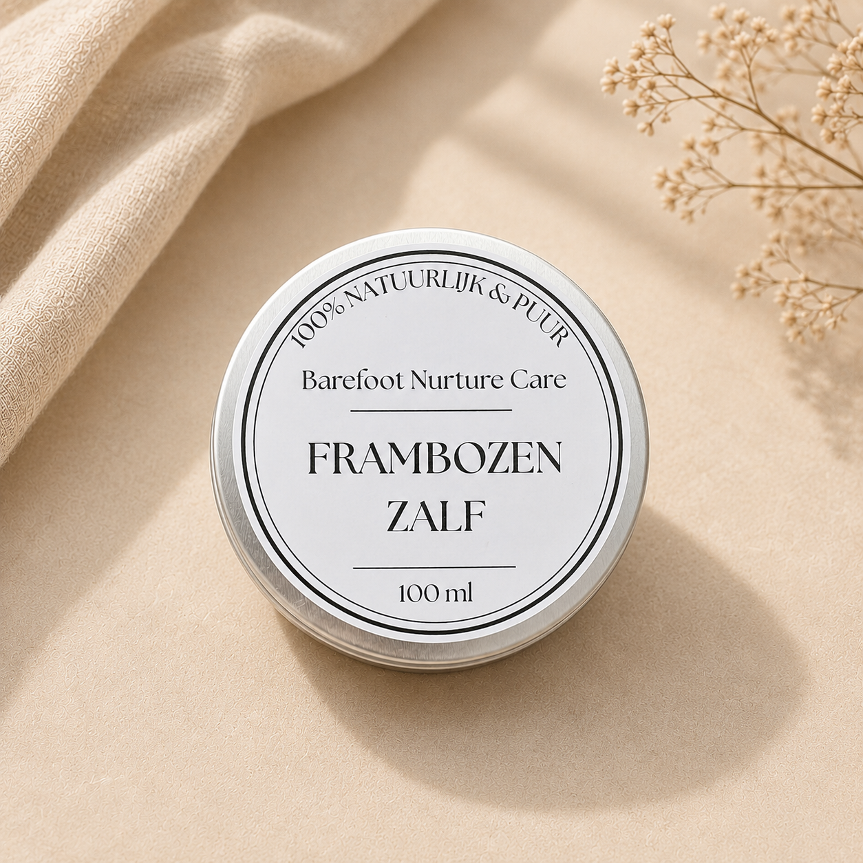 Zachte structuur van biologische frambozenzalf in een tinnen blikje – Barefoot Nurture Care