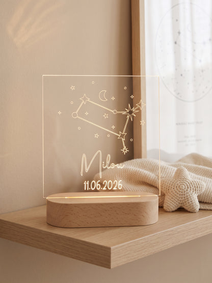 Gepersonaliseerd LED lampje met sterrenbeeld en naam, een uniek cadeau voor een baby of kind.