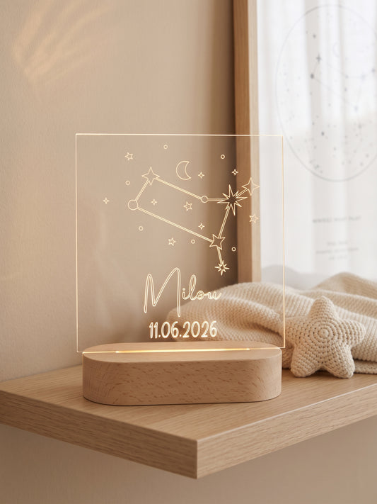 Gepersonaliseerd LED lampje met sterrenbeeld en naam, een uniek cadeau voor een baby of kind.