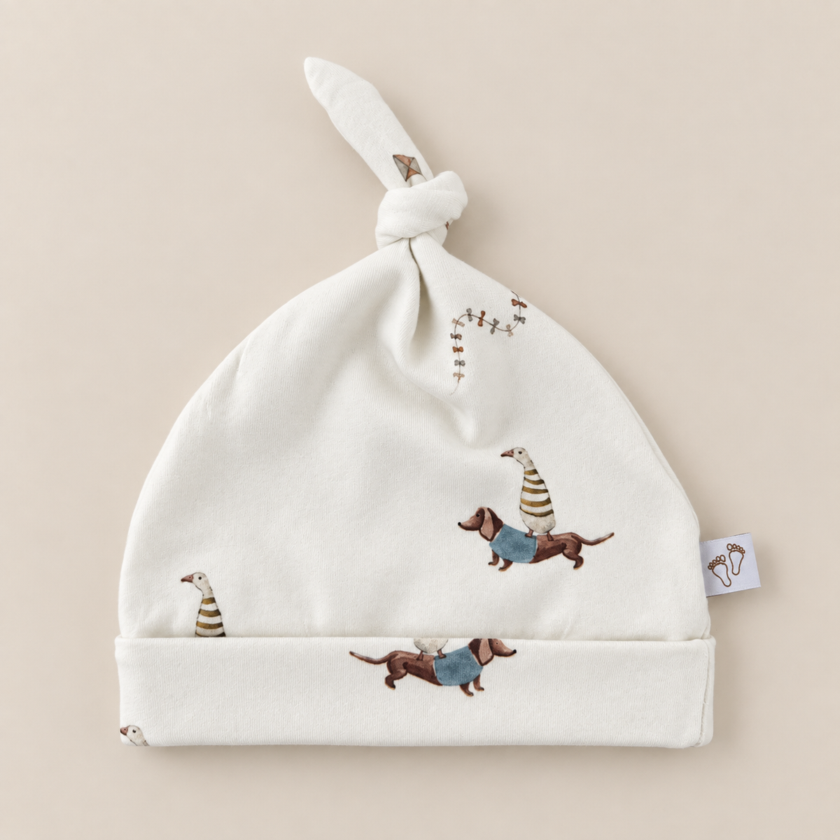 Zacht babymutsje met speelse print van teckeltjes en ganzen, met zorg handgemaakt door Barefoot Baby.