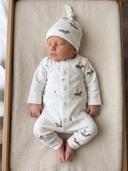 Zacht handgemaakt boxpakje voor baby met speelse print van teckeltjes en ganzen.