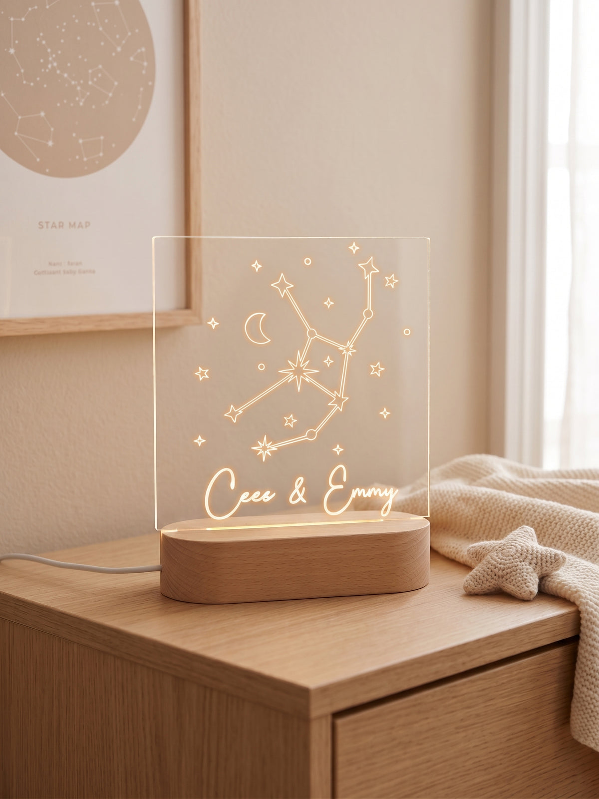 Gepersonaliseerd sterrenbeeld lampje met naam, een bijzonder en persoonlijk kraamcadeau voor een jongen of meisje.