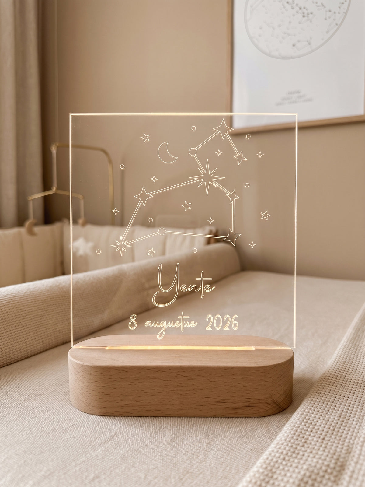 Houten LED nachtlampje met sterrenbeeld en naam, gepersonaliseerd voor de babykamer of kinderkamer.