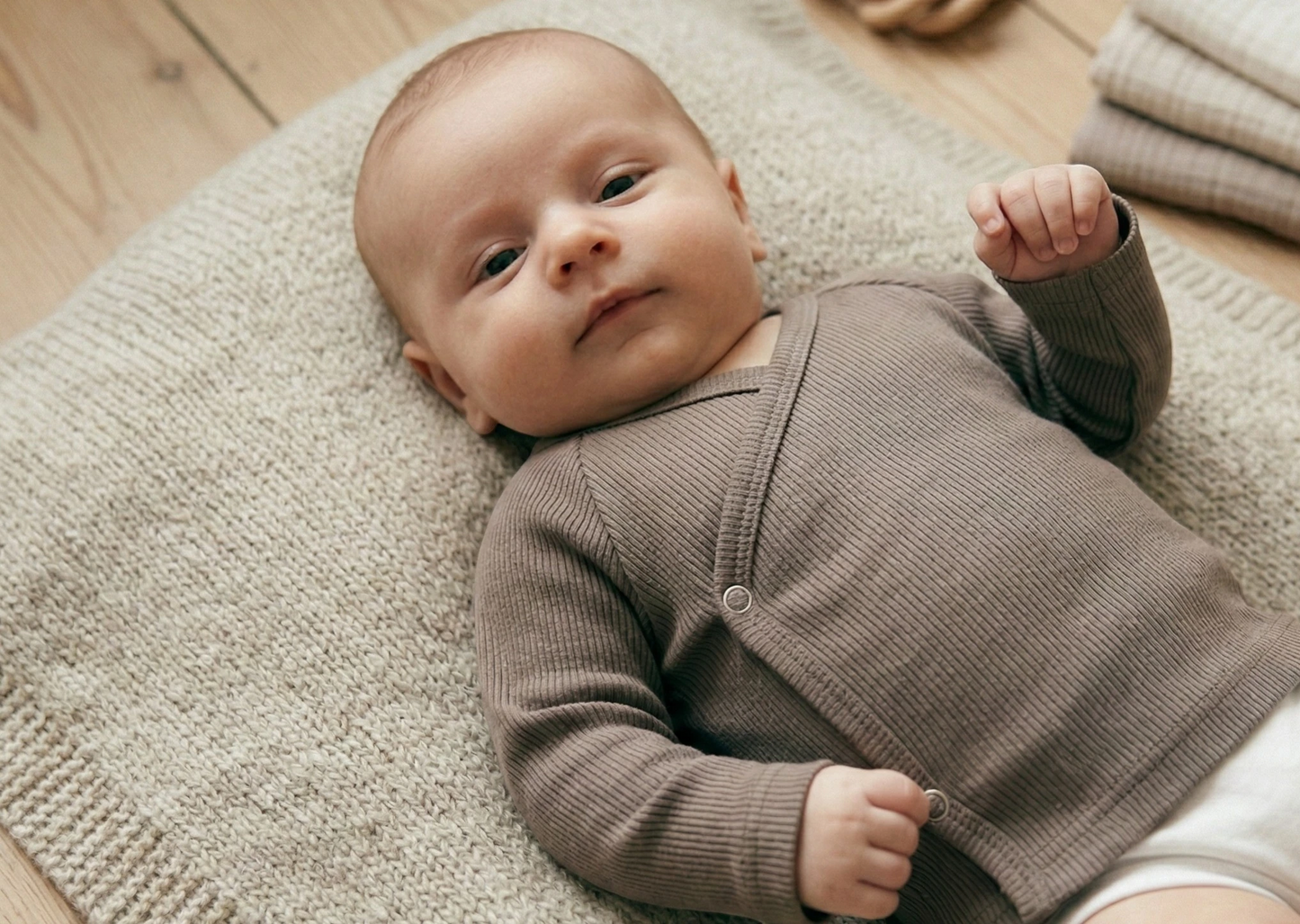 Baby overslagshirt Donker beige van rib tricot – zacht en comfortabel