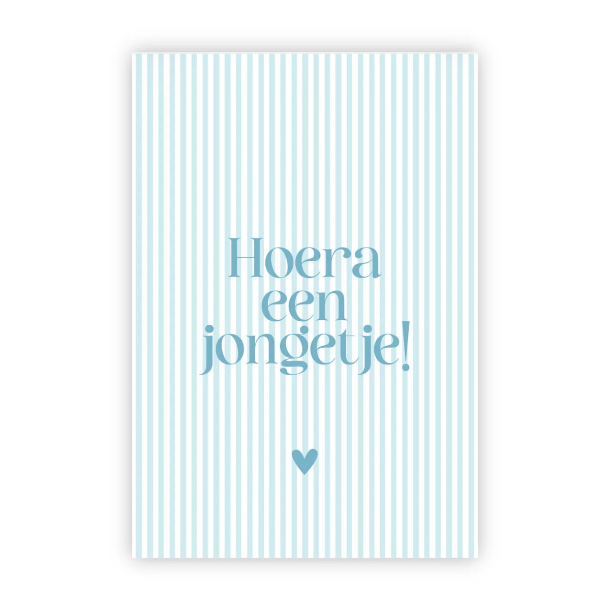 Lichtblauw-wit gestreepte wenskaart met de tekst Hoera een jongetje en een blauw hartje.