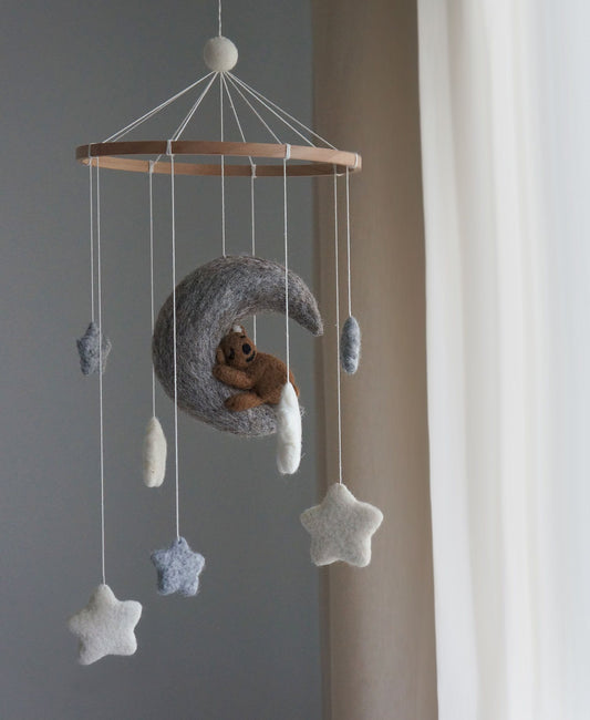 Handgemaakte Gamcha wiegmobiel van 100% wolvilt, fair trade geproduceerd in Nepal – perfect als rustgevende en natuurlijke decoratie voor de babykamer.