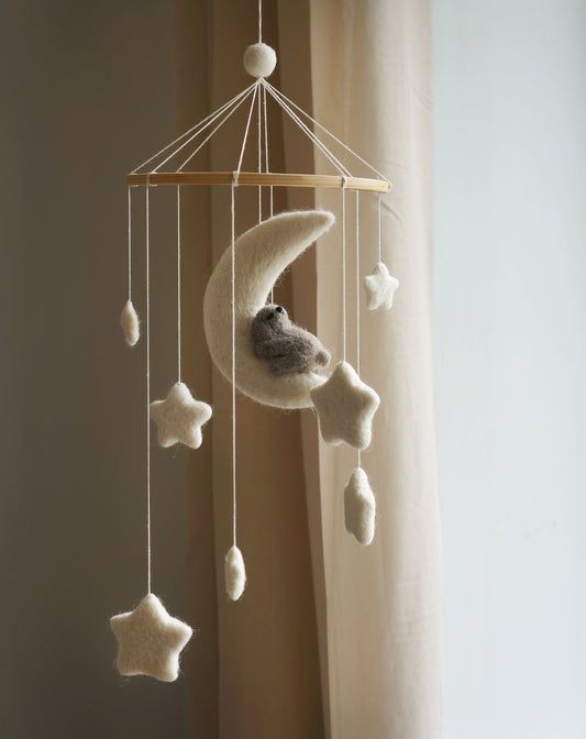 Handgemaakte Gamcha wiegmobiel van 100% wolvilt, fair trade geproduceerd in Nepal – perfect als rustgevende en natuurlijke decoratie voor de babykamer.