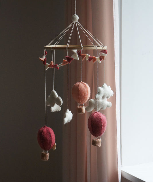 Handgemaakte Gamcha wiegmobiel van 100% wolvilt, fair trade geproduceerd in Nepal – perfect als rustgevende en natuurlijke decoratie voor de babykamer.