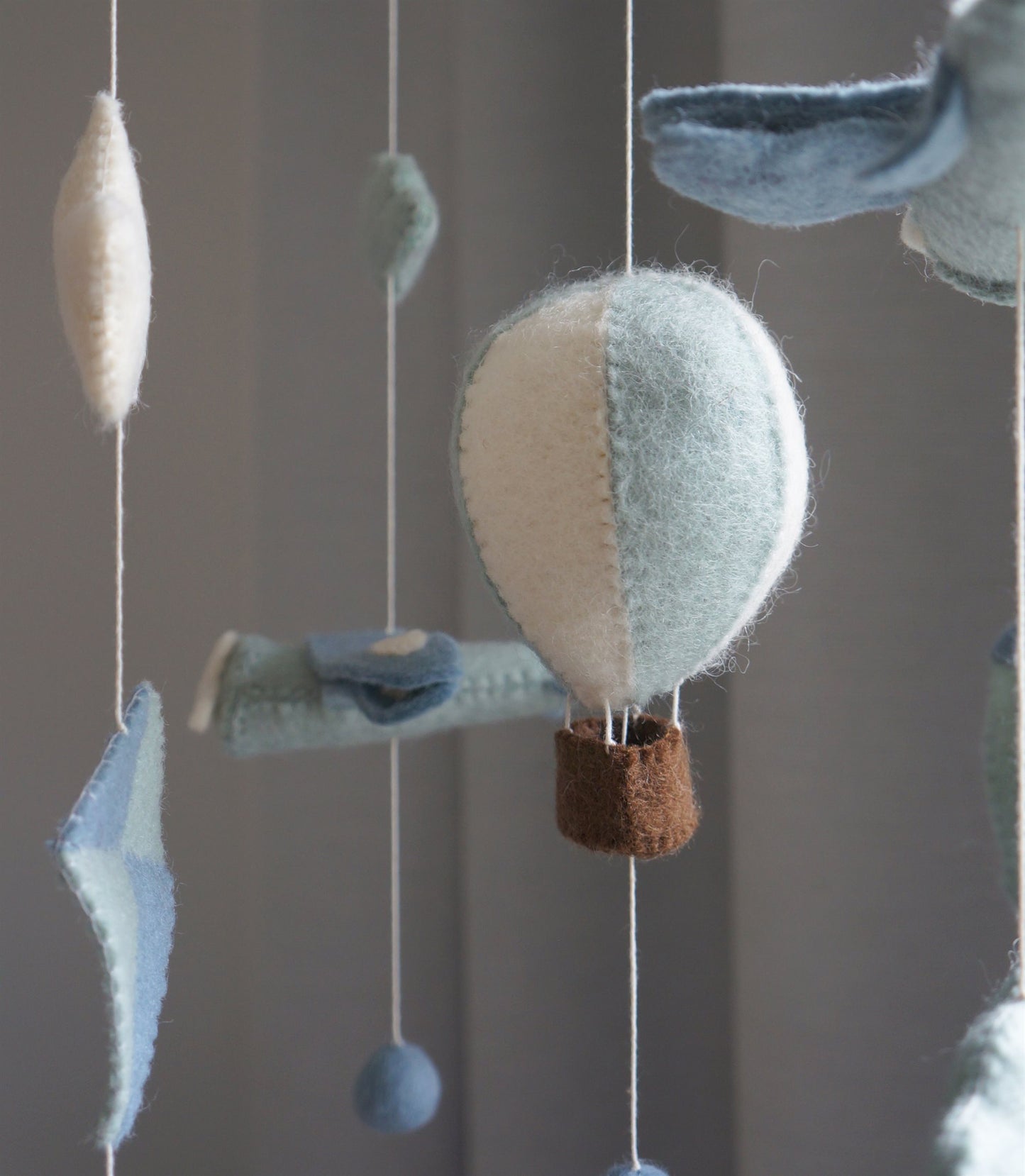 Handgemaakte Gamcha wiegmobiel van 100% wolvilt, fair trade geproduceerd in Nepal – perfect als rustgevende en natuurlijke decoratie voor de babykamer.