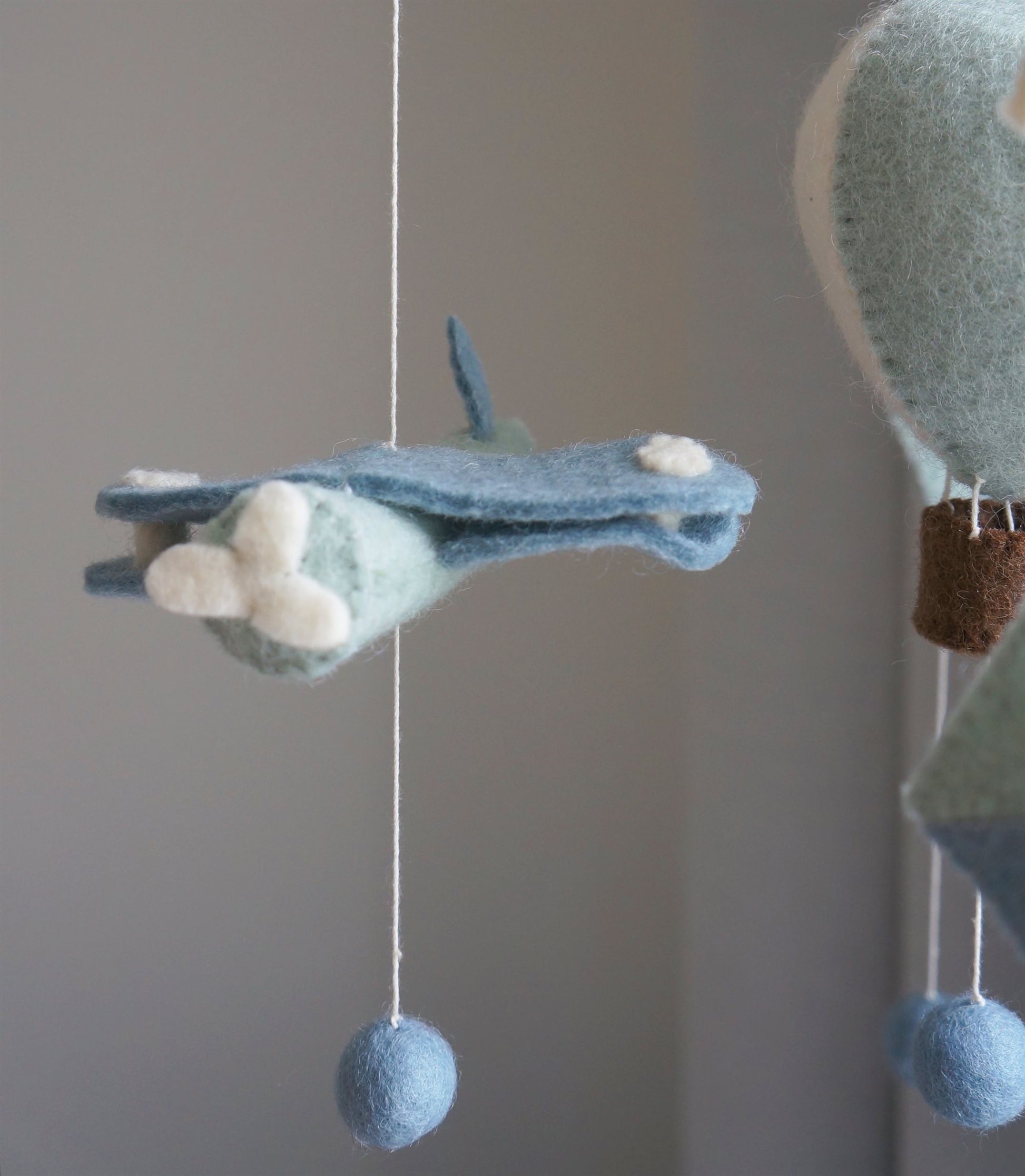 Handgemaakte Gamcha wiegmobiel van 100% wolvilt, fair trade geproduceerd in Nepal – perfect als rustgevende en natuurlijke decoratie voor de babykamer.