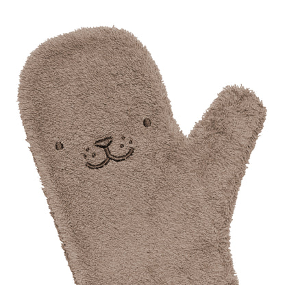 Detail van zachte badstof baby douche handschoen in kleur Mocha