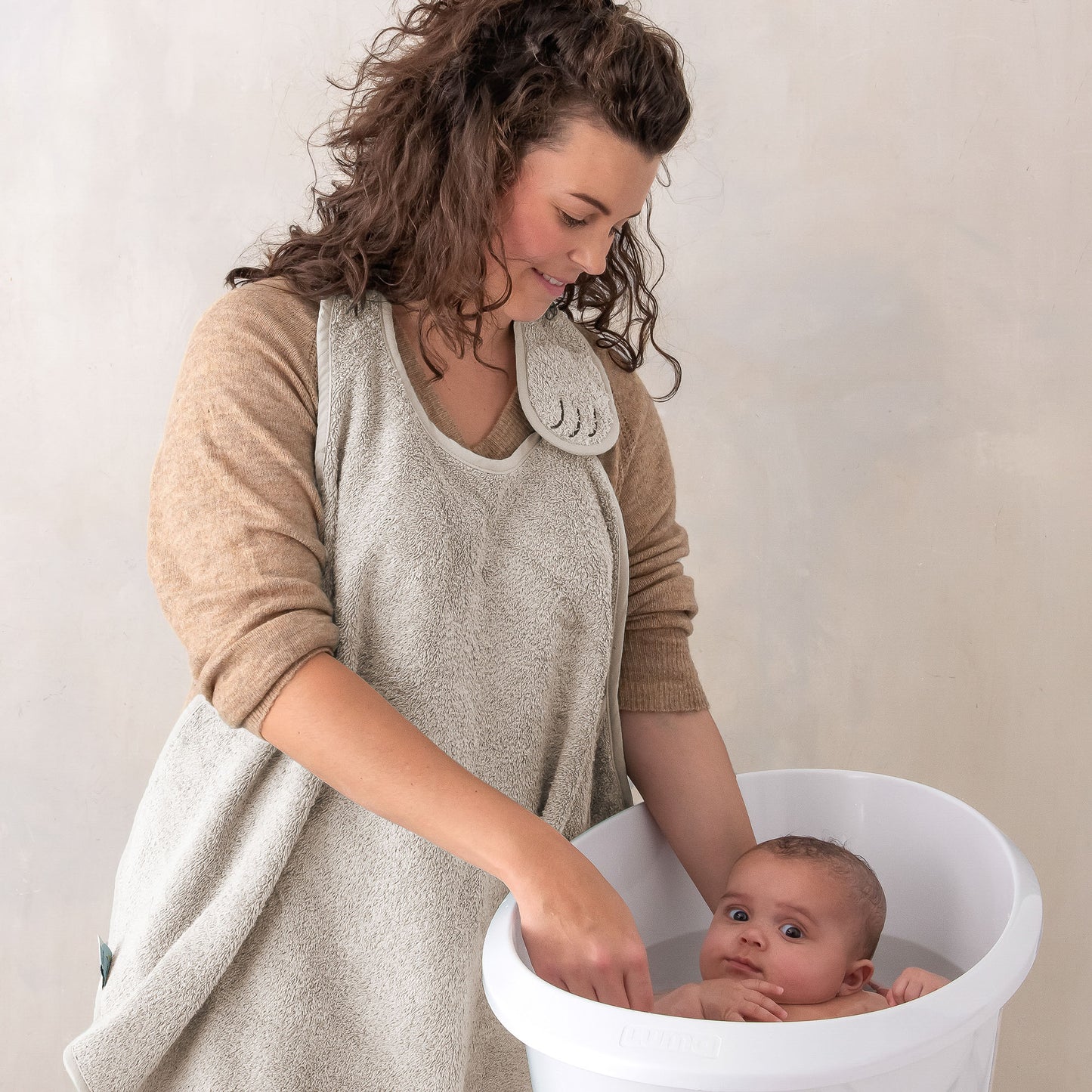 Zachte beige babybadcape van 100 procent biologisch katoen in kleur Vanilla