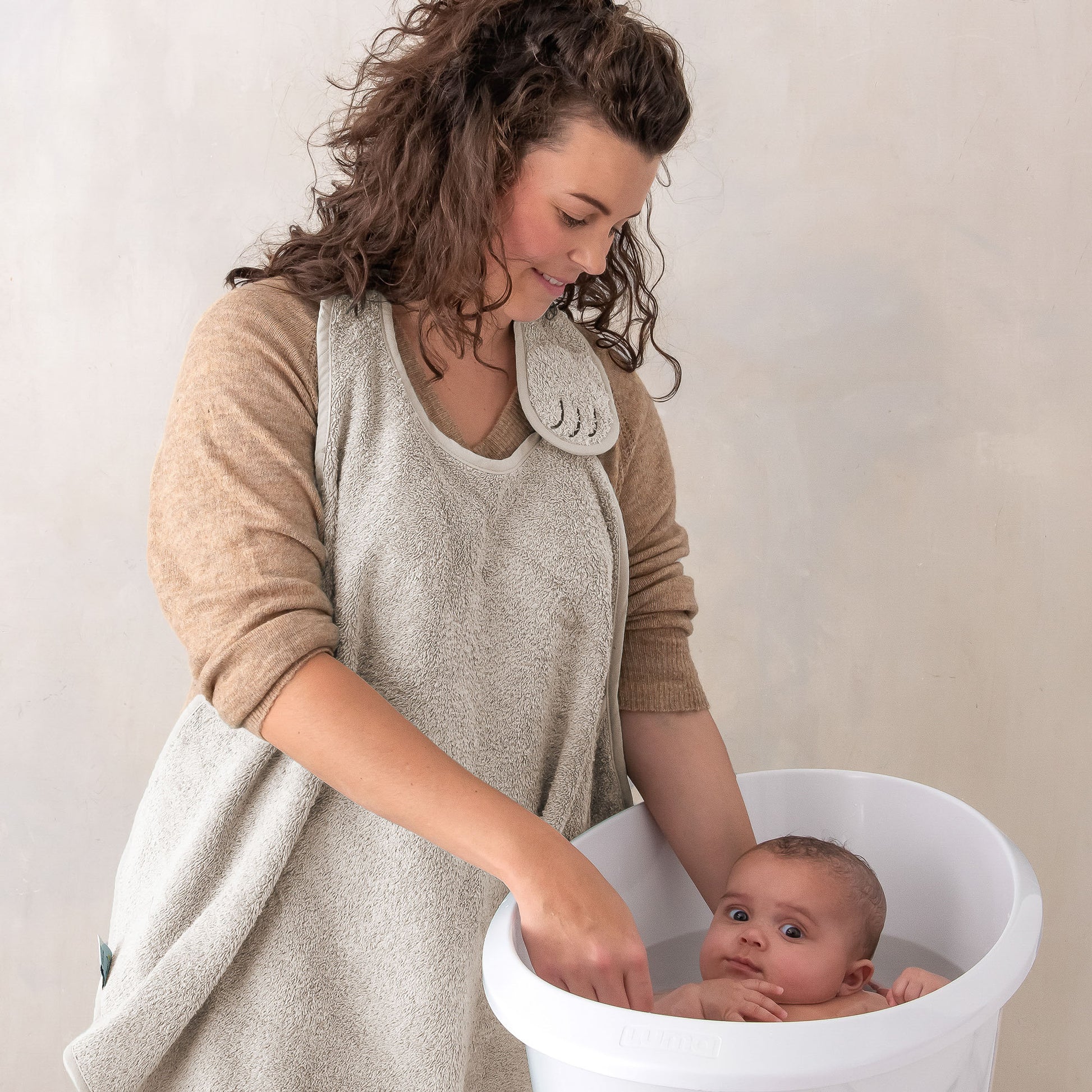 Zachte beige babybadcape van 100 procent biologisch katoen in kleur Vanilla