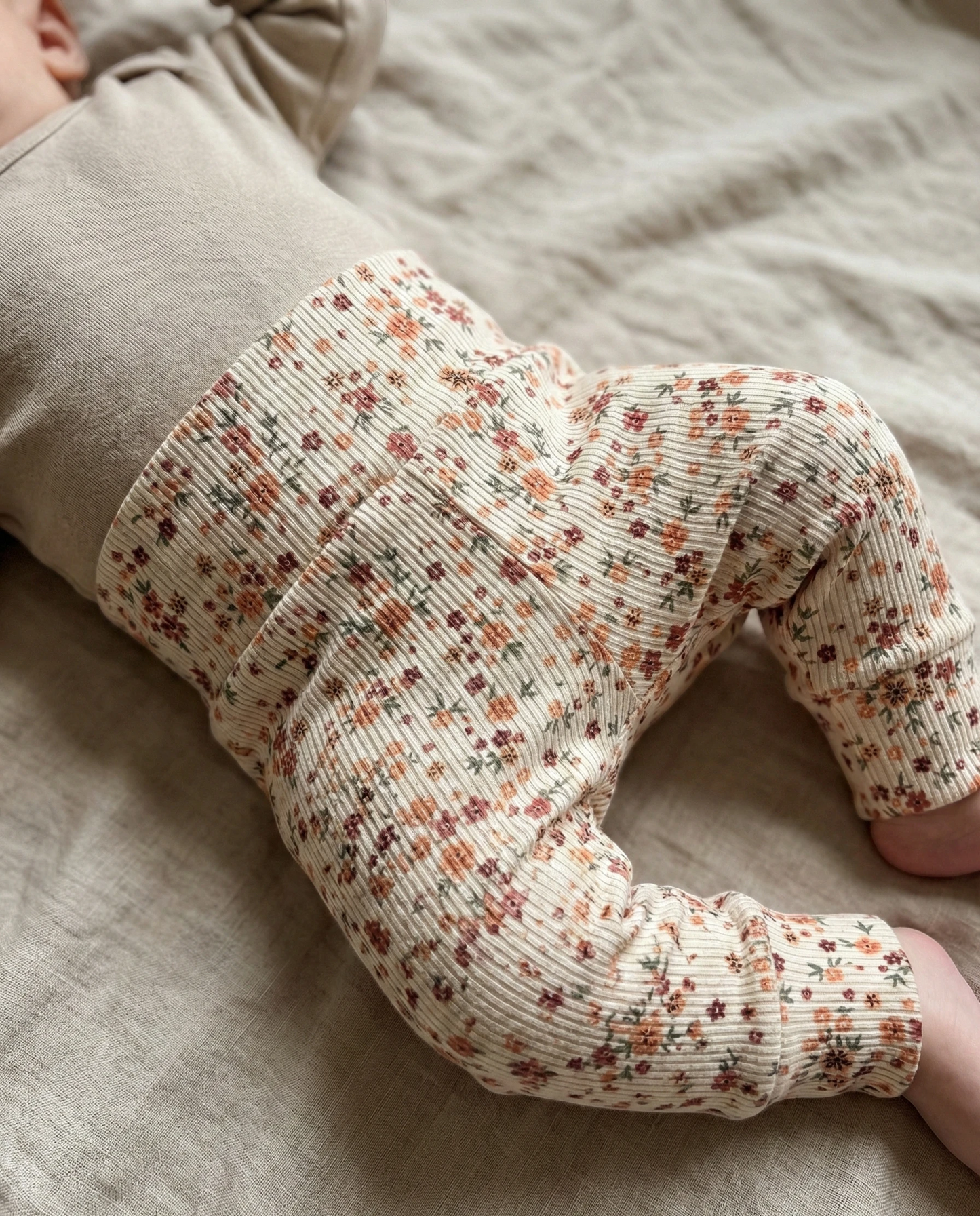 Baby broekje – Boterbloem klei roze