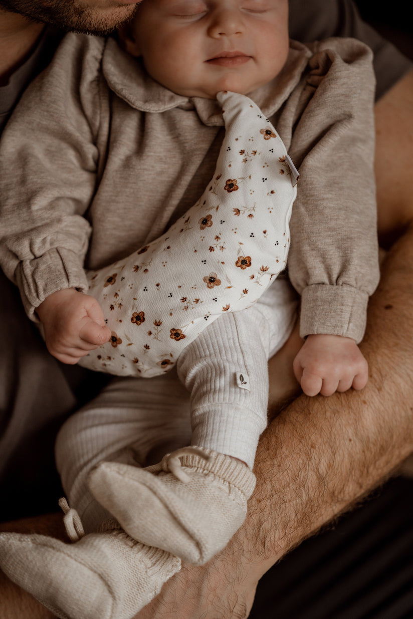 Detail van de brown flower print op het Comfy Luna warmtekussen voor baby’s