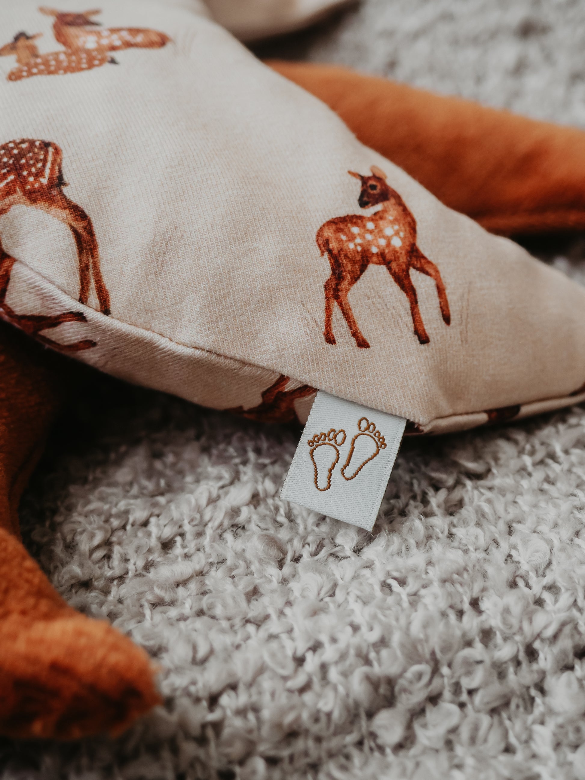 Detail van de fawn hertjes print op het Comfy Luna warmtekussen voor baby’s