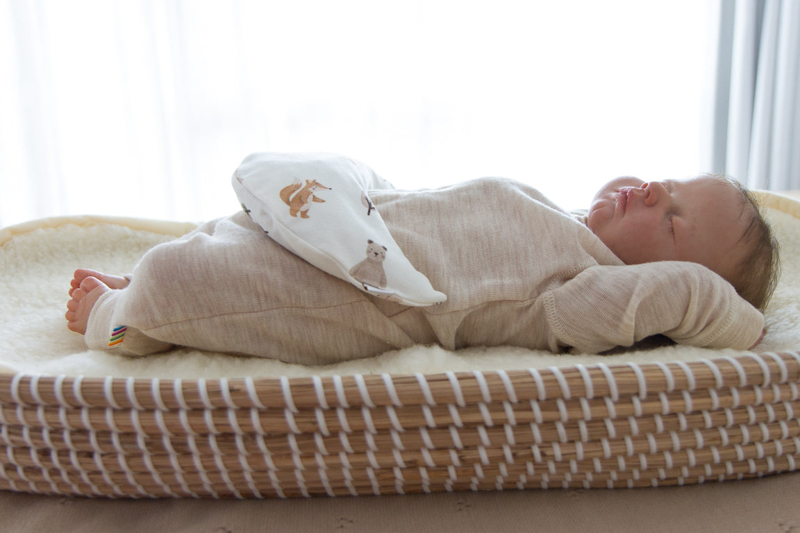 Comfy Luna warmtekussen met forest animals print als rustige blikvanger in de babykamer