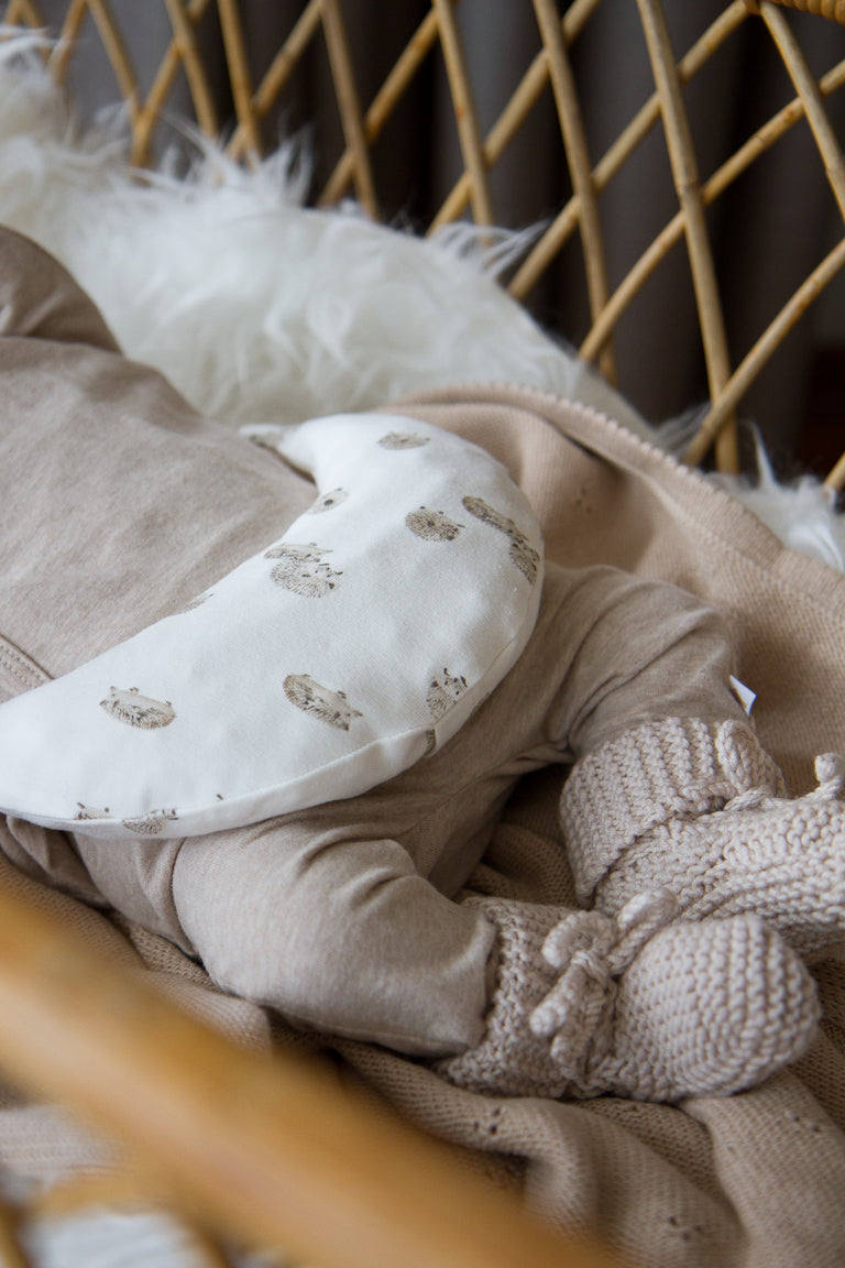 Detail van de hedgehog egeltjes print op het Comfy Luna warmtekussen voor baby’s