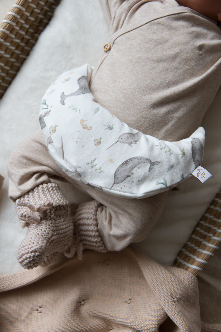 Handgemaakt warmtekussen Comfy Luna met narwal print voor baby’s