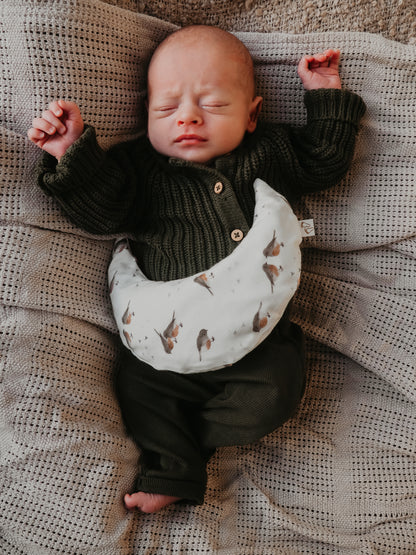 Detail van de robin roodborstjes print op het Comfy Luna warmtekussen voor baby’s