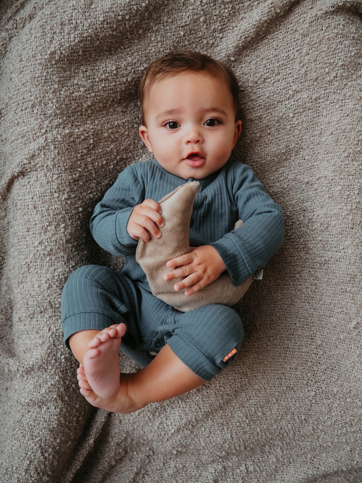 Detail van de zachte ribstof in beige kleur van Comfy Luna