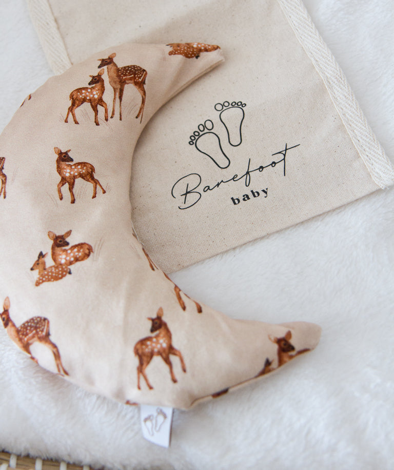 Comfy Luna warmtekussen voor baby’s met fawn hertjes print in zachte natuurtinten