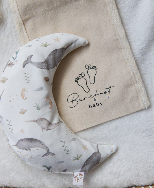 Comfy Luna warmtekussen voor baby’s met narwal print in zachte blauwtinten