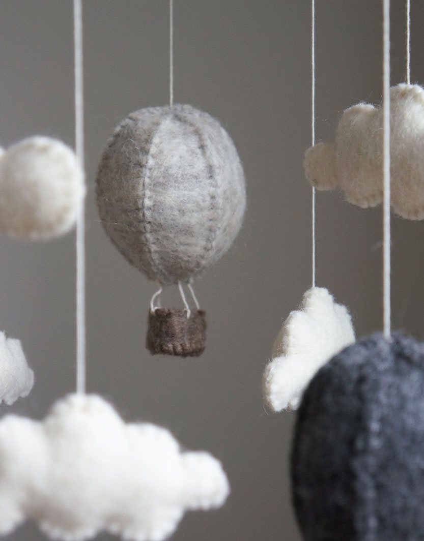 Handgemaakte Gamcha wiegmobiel van 100% wolvilt, fair trade geproduceerd in Nepal – perfect als rustgevende en natuurlijke decoratie voor de babykamer.