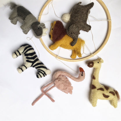 Handgemaakte Gamcha wiegmobiel van 100% wolvilt, fair trade geproduceerd in Nepal – perfect als rustgevende en natuurlijke decoratie voor de babykamer.