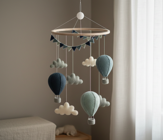 Blauw luchtballon mobiel voor de babykamer, zachte wolvilt decoratie