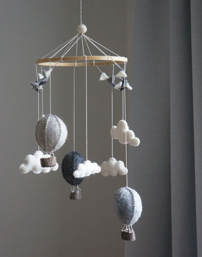 Grijze luchtballon mobiel, fair trade geproduceerd van zacht wolvilt – Barefoot Baby