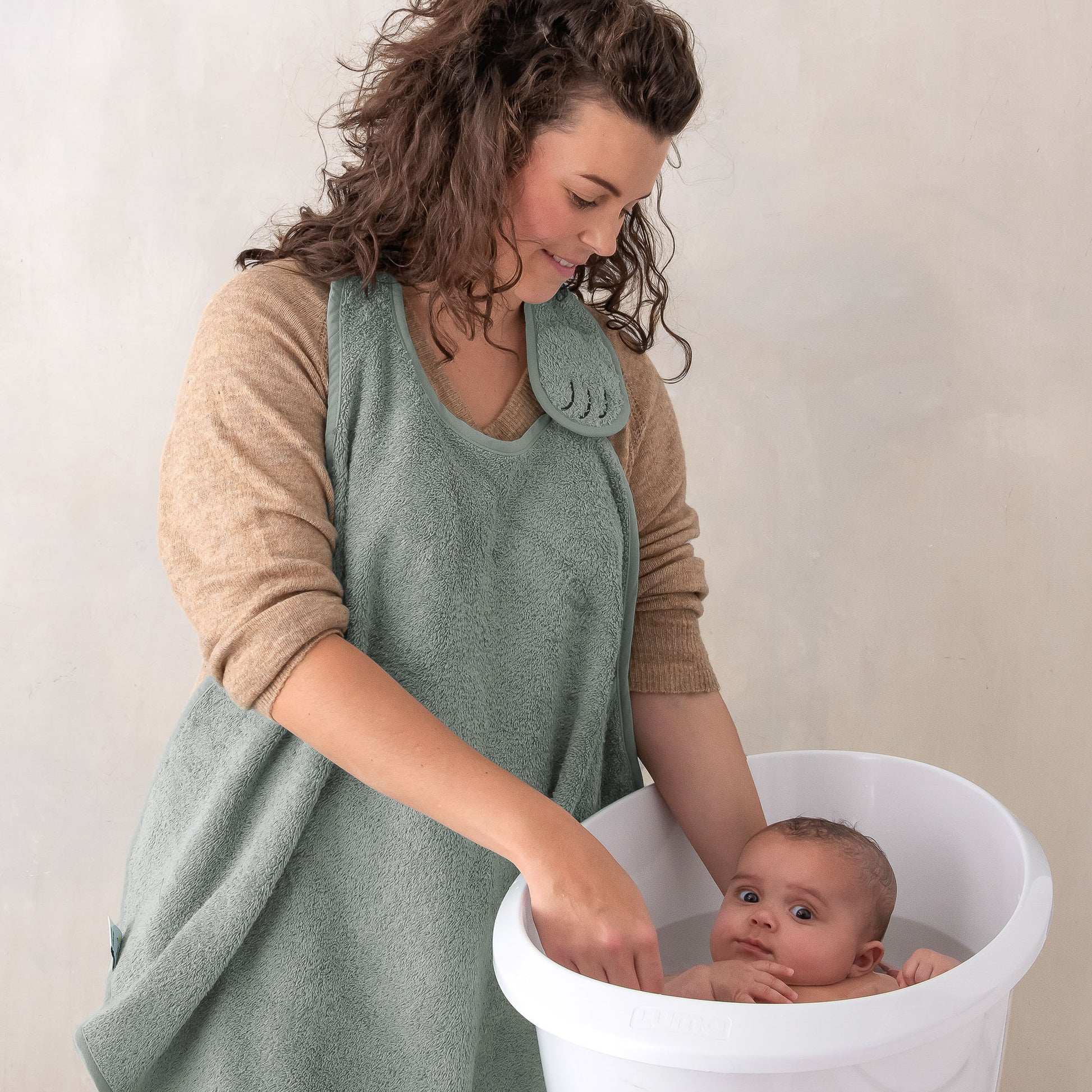 Zachte groene babybadcape van 100 procent biologisch katoen in kleur Olive