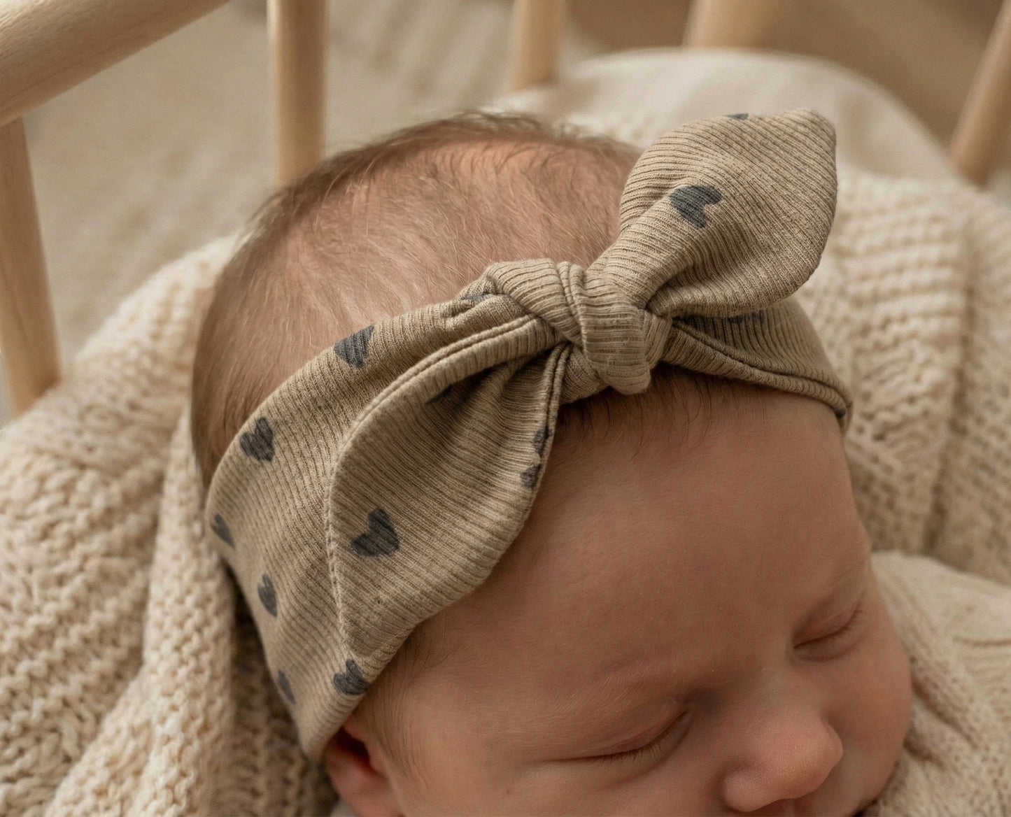Haarbandje baby hartjes donker beige handgemaakt Barefoot Baby