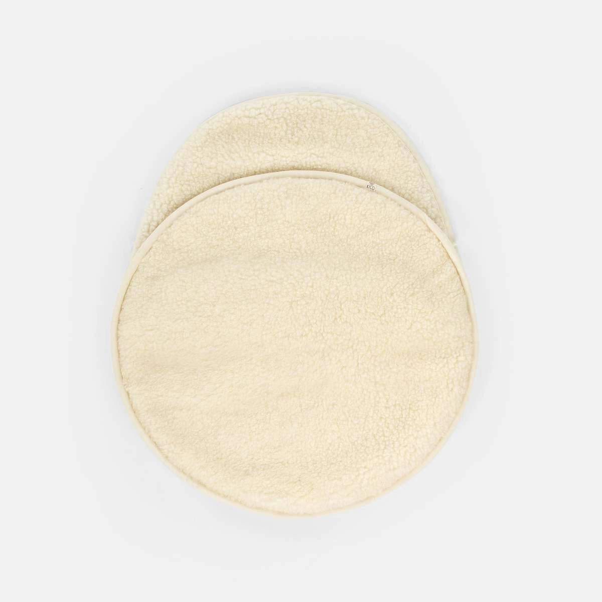Detail van de zachte structuur van een merino wollen baby voetenzak