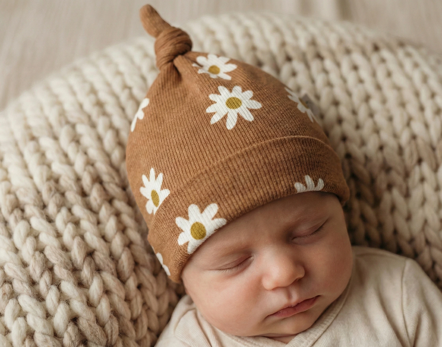 Mutsje baby daisy clay gedragen door newborn