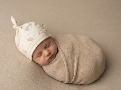Mutsje baby whales gedragen door newborn