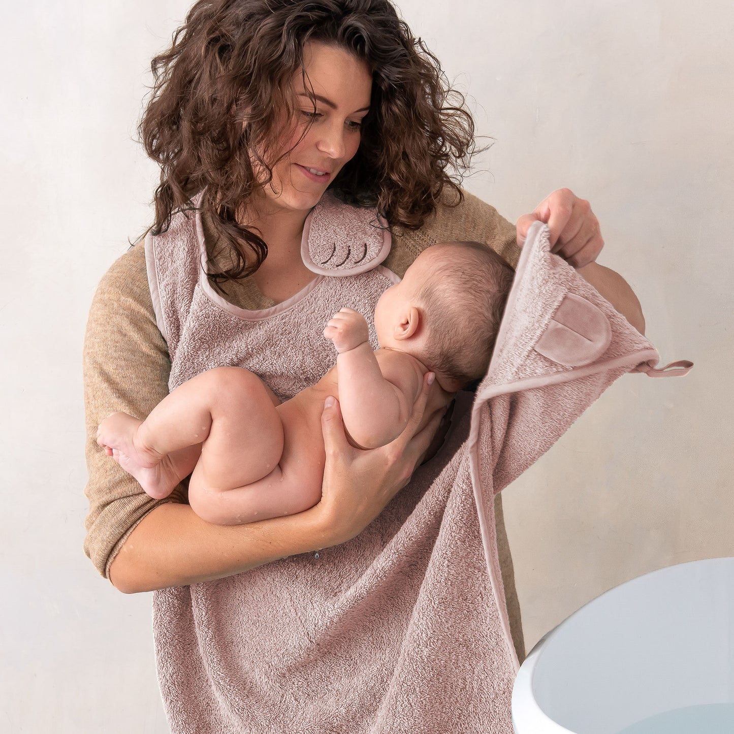 Grote vierkante roze badcape 100x100 cm met capuchon voor baby's