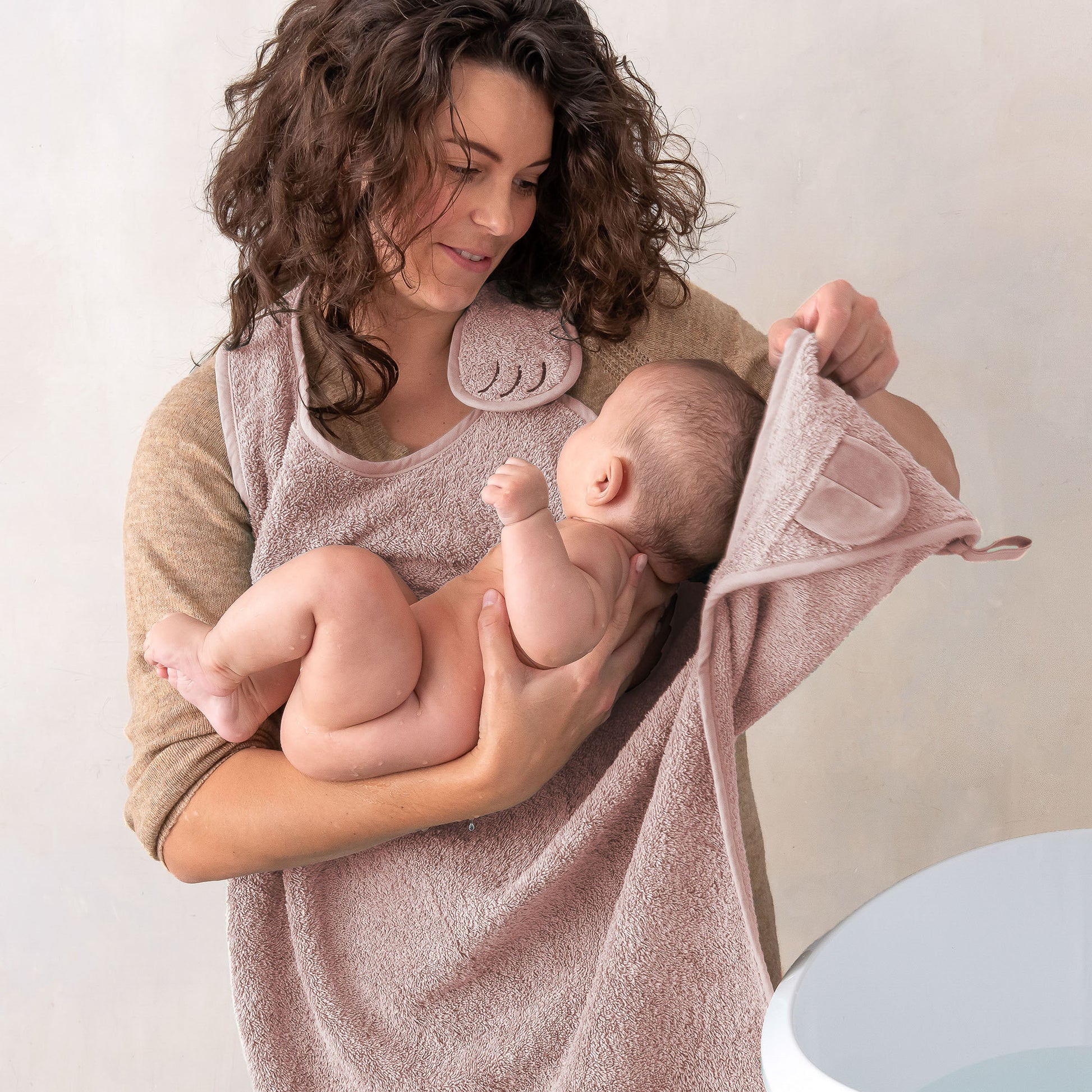 Grote vierkante roze badcape 100x100 cm met capuchon voor baby's